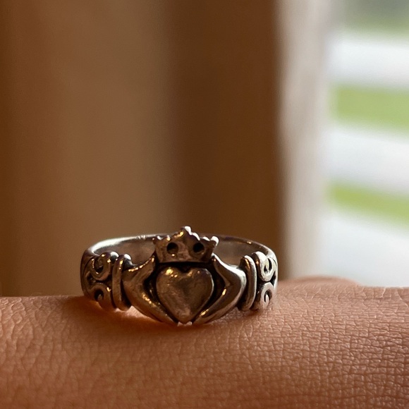*RETIRED* James Avery Heart Crown Claddagh Ring (Size 8) - Picture 1 of 5